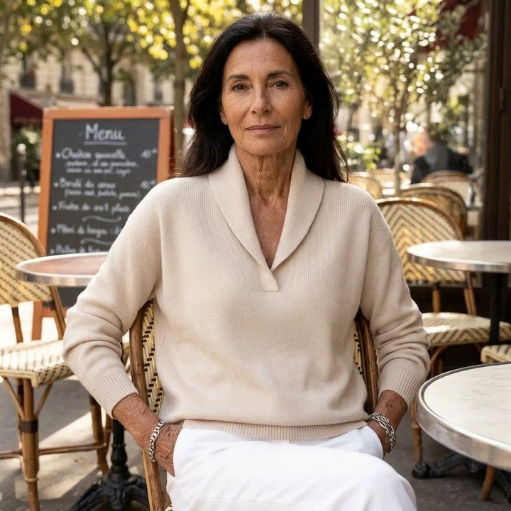 Tomoko – Modèle portant le pull col châle