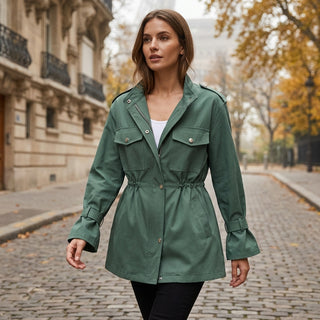 Tamaki – Trench déperlant en situation extérieure urbaine automne