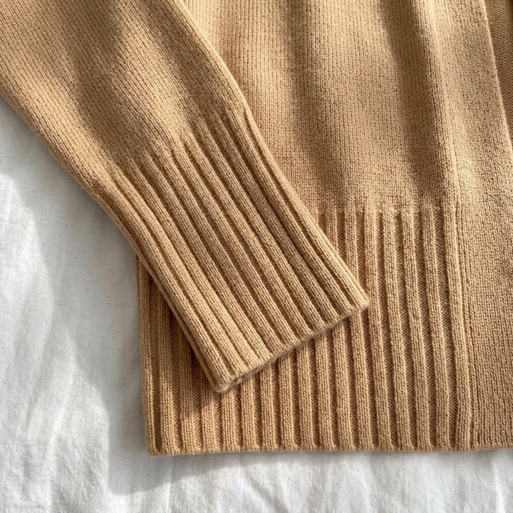 Gilet long Sachiko – gros plan sur la maille et finitions côtelées