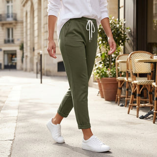 Reiko - Pantalon slim porté en situation urbaine chic