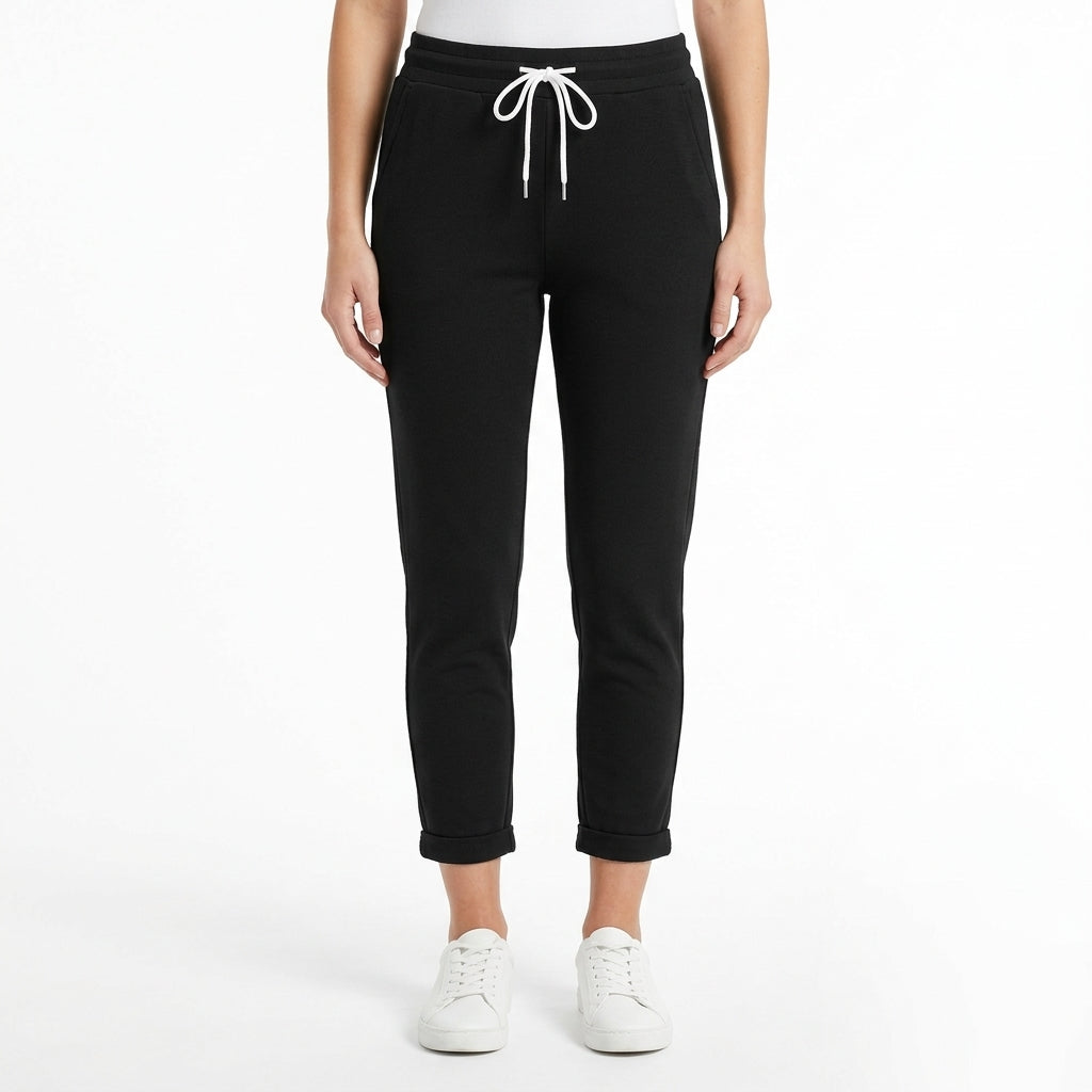 Reiko - Pantalon slim à taille cordon sur fond blanc studio