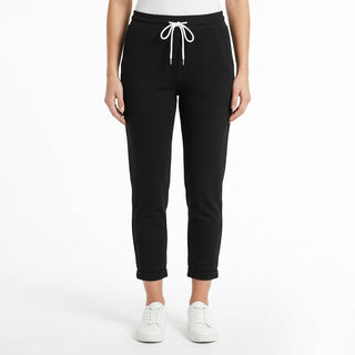 Reiko - Pantalon slim à taille cordon sur fond blanc studio