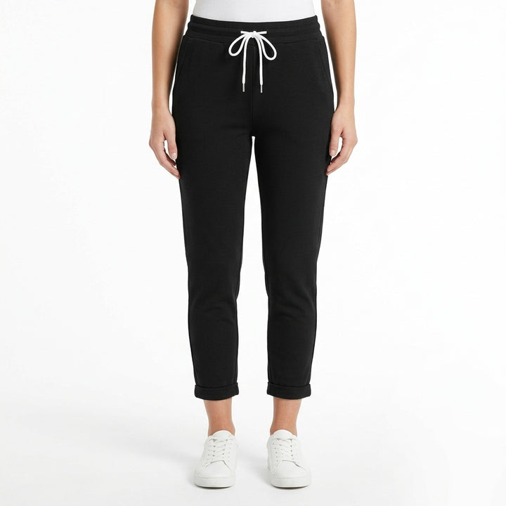 Reiko - Pantalon slim à taille cordon sur fond blanc studio