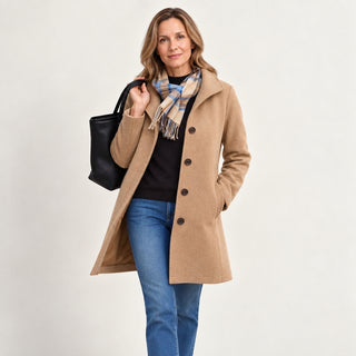 Chie - Manteau droit classique à boutons sur fond blanc studio