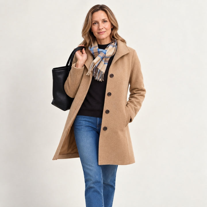 Chie - Manteau droit classique à boutons sur fond blanc studio