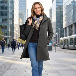 Chie - Manteau droit gris porté en contexte urbain
