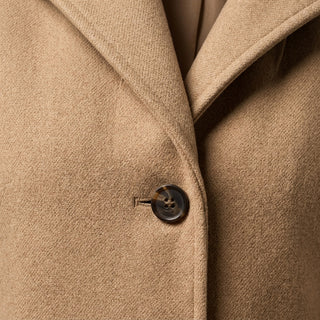 Chie - Gros plan détails tissu et boutons manteau droit