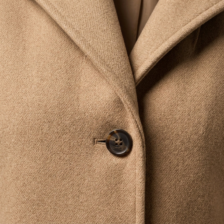 Chie - Gros plan détails tissu et boutons manteau droit