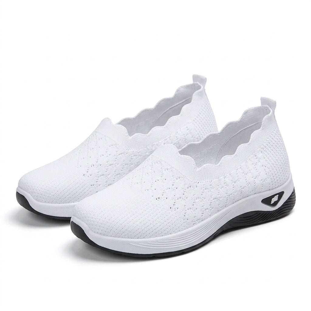 Keiko – Baskets blanches sur fond studio épuré