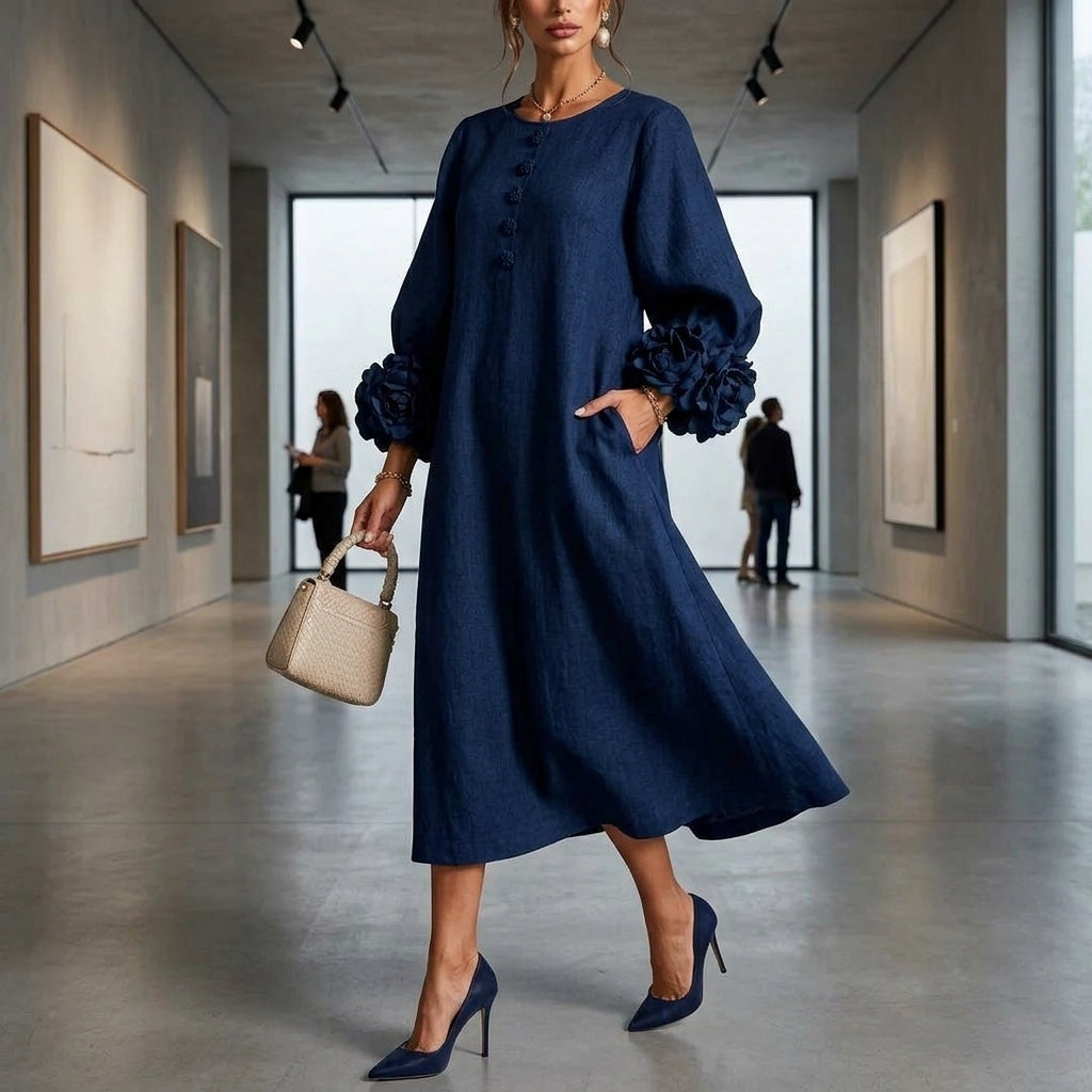 Kazue – Robe midi bleu marine porté en mouvement