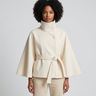 Manteau cape ceinturé blanc en studio