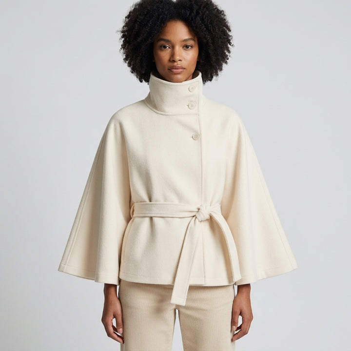 Manteau cape ceinturé blanc en studio