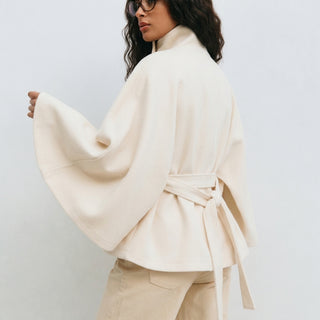Vue trois-quarts silhouette et ceinture du manteau cape