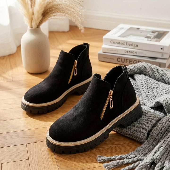 Hotaru | Bottines effet daim à double zip – Ambiance lifestyle